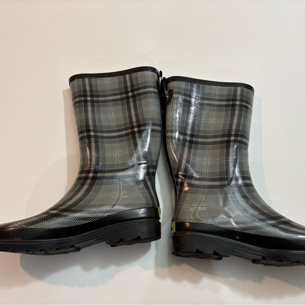 Western Chief Women’s Highland Charcoal Plaid Boots | Size 8
